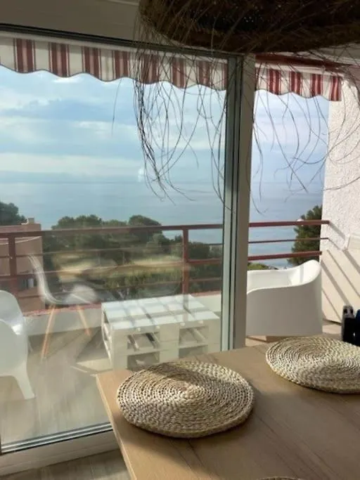 Precioso Apto Miami Playa: Beachfront Retreat with Wi-Fi and Netflix Spain